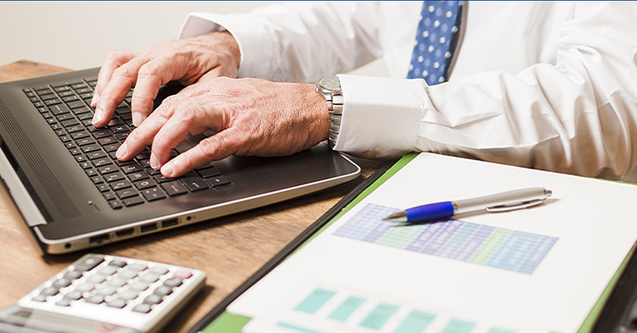 businessman-writing-laptop copiar